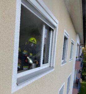 Person aus verrauchter Wohnung gerettet